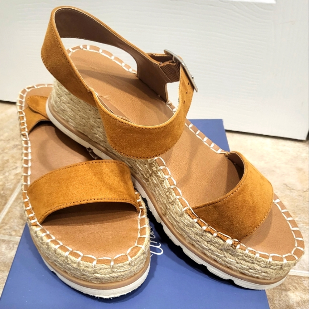 Universal Thread low wedge Size 9.5